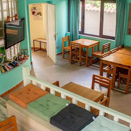 The Golden Rooster Hostel Tirana Exterior foto