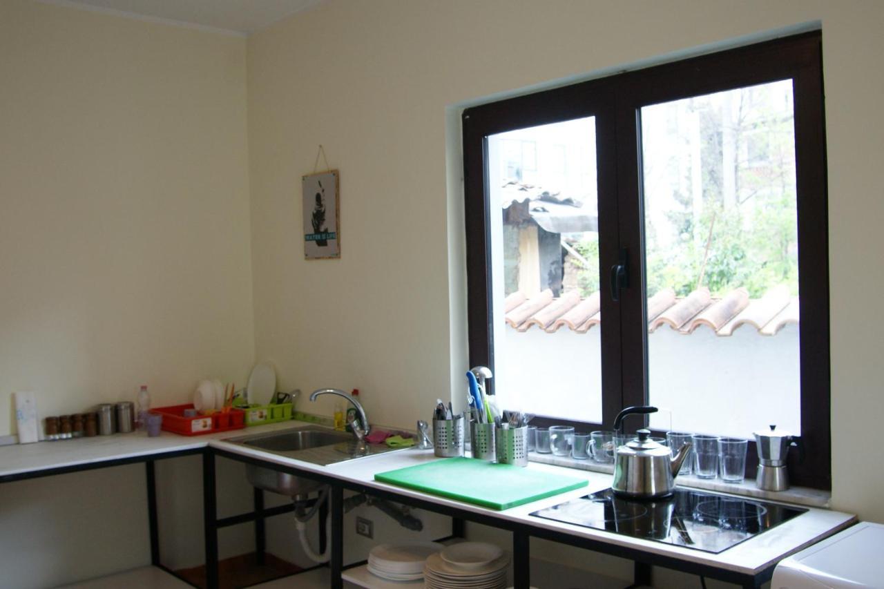 The Golden Rooster Hostel Tirana Exterior foto