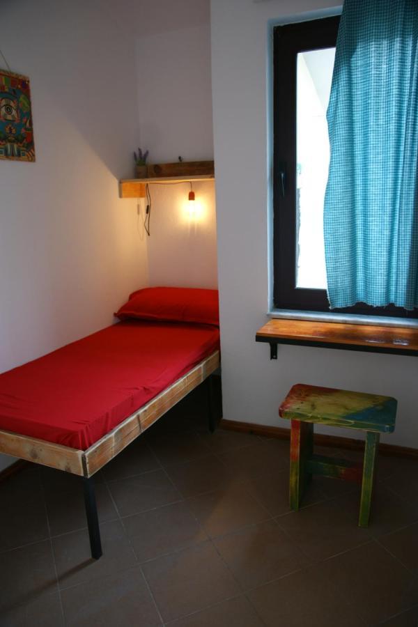 The Golden Rooster Hostel Tirana Exterior foto