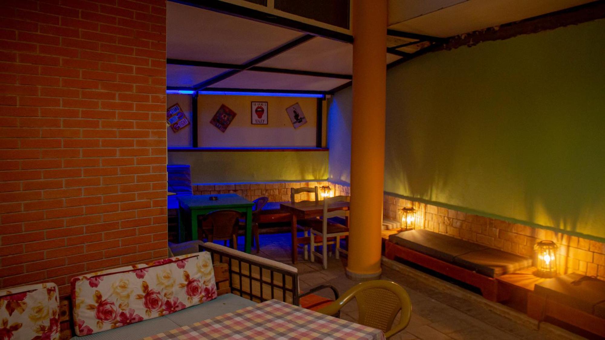 The Golden Rooster Hostel Tirana Exterior foto