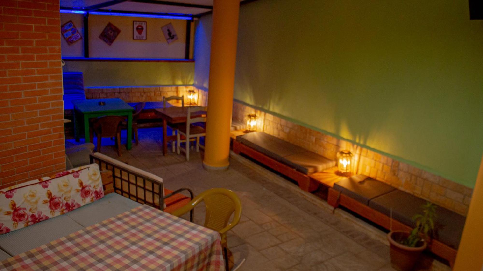 The Golden Rooster Hostel Tirana Exterior foto