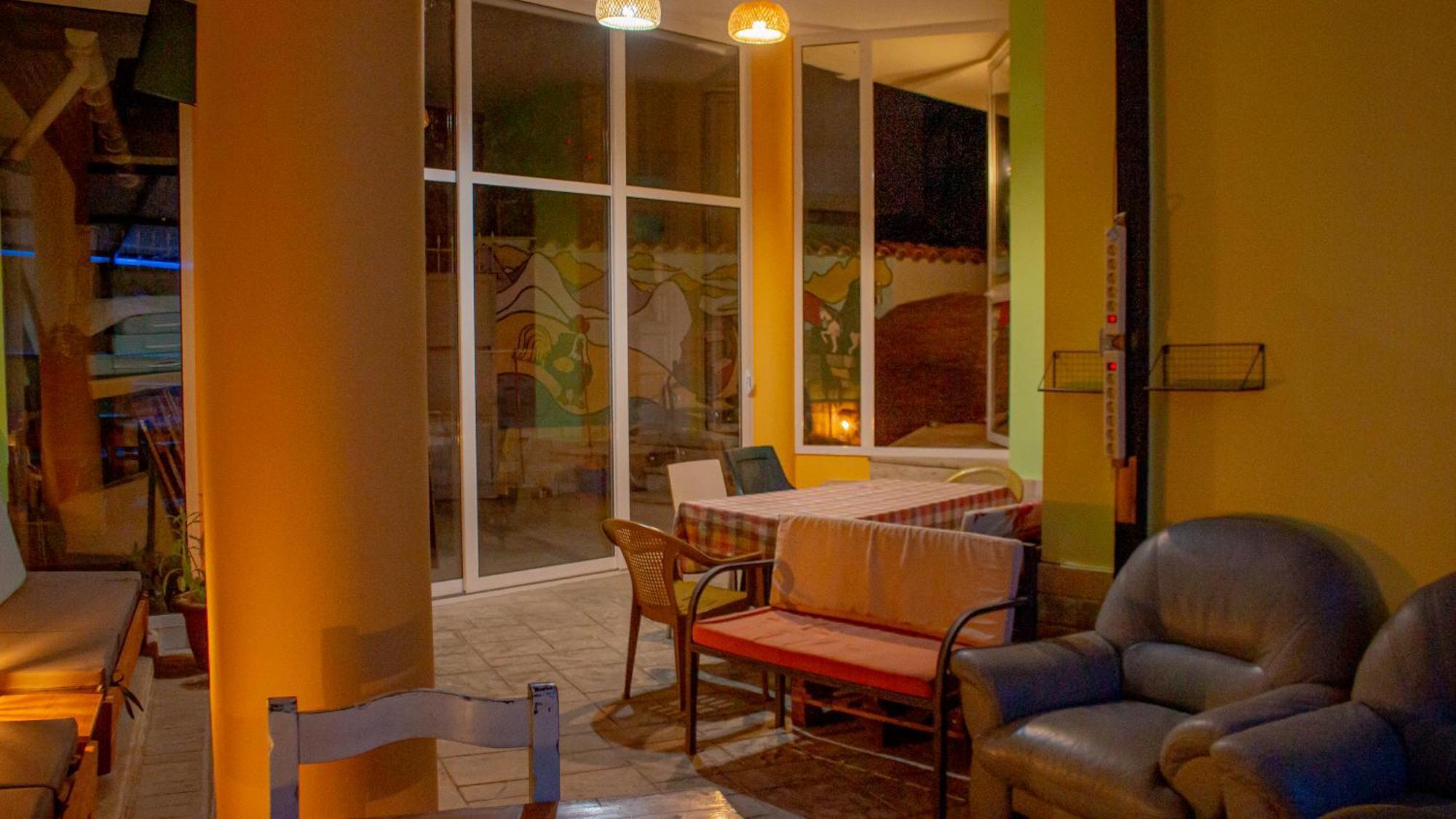 The Golden Rooster Hostel Tirana Exterior foto
