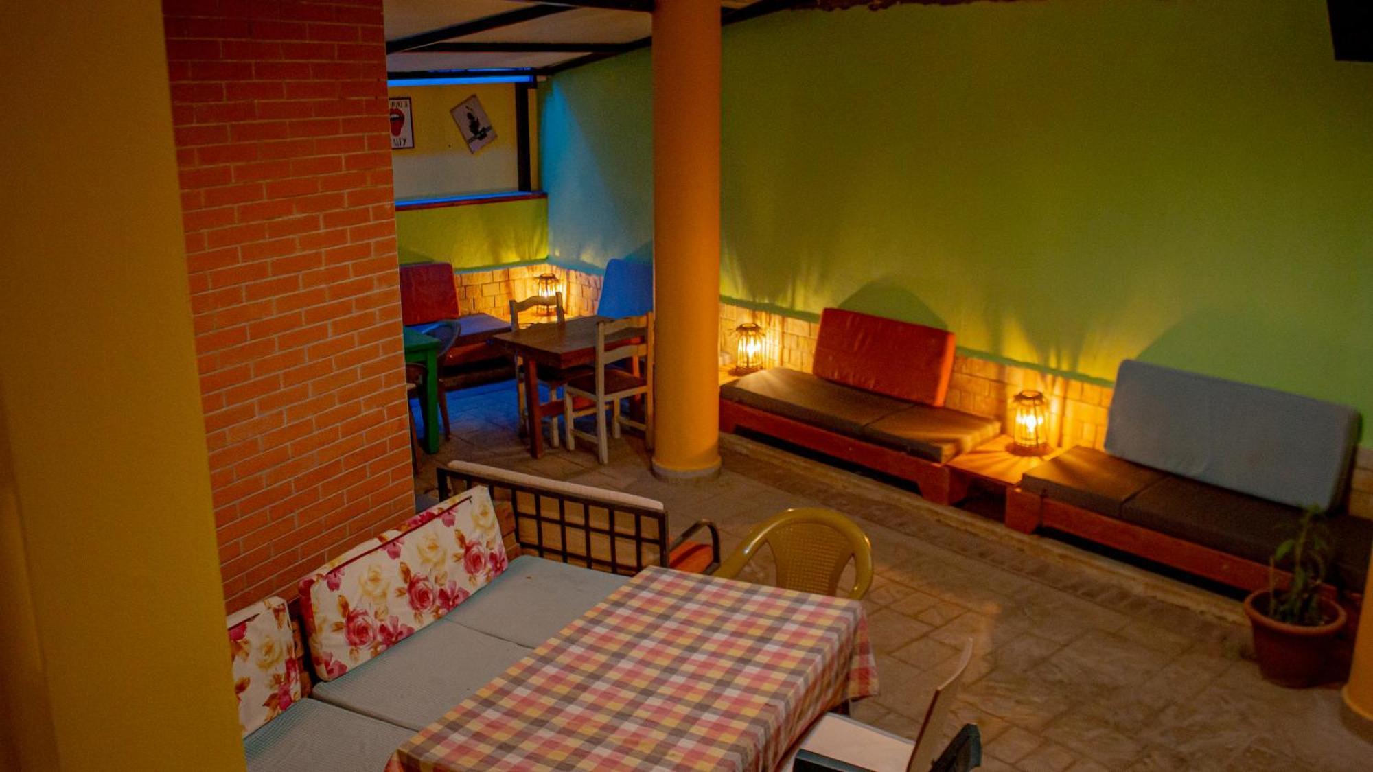 The Golden Rooster Hostel Tirana Exterior foto